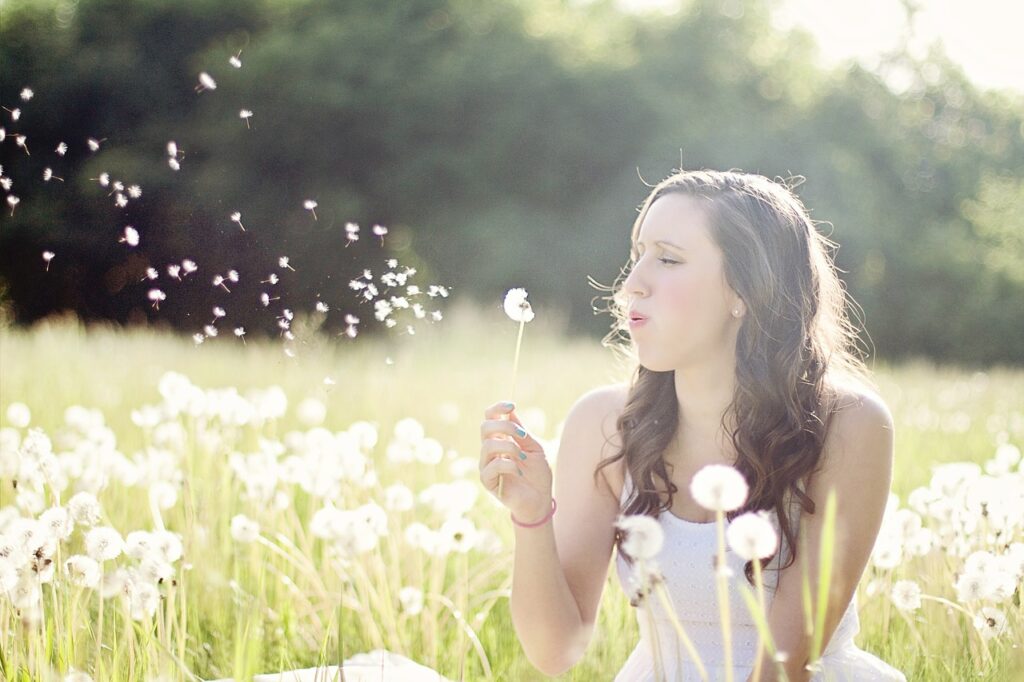 dandelions, woman, blowing-609253.jpg